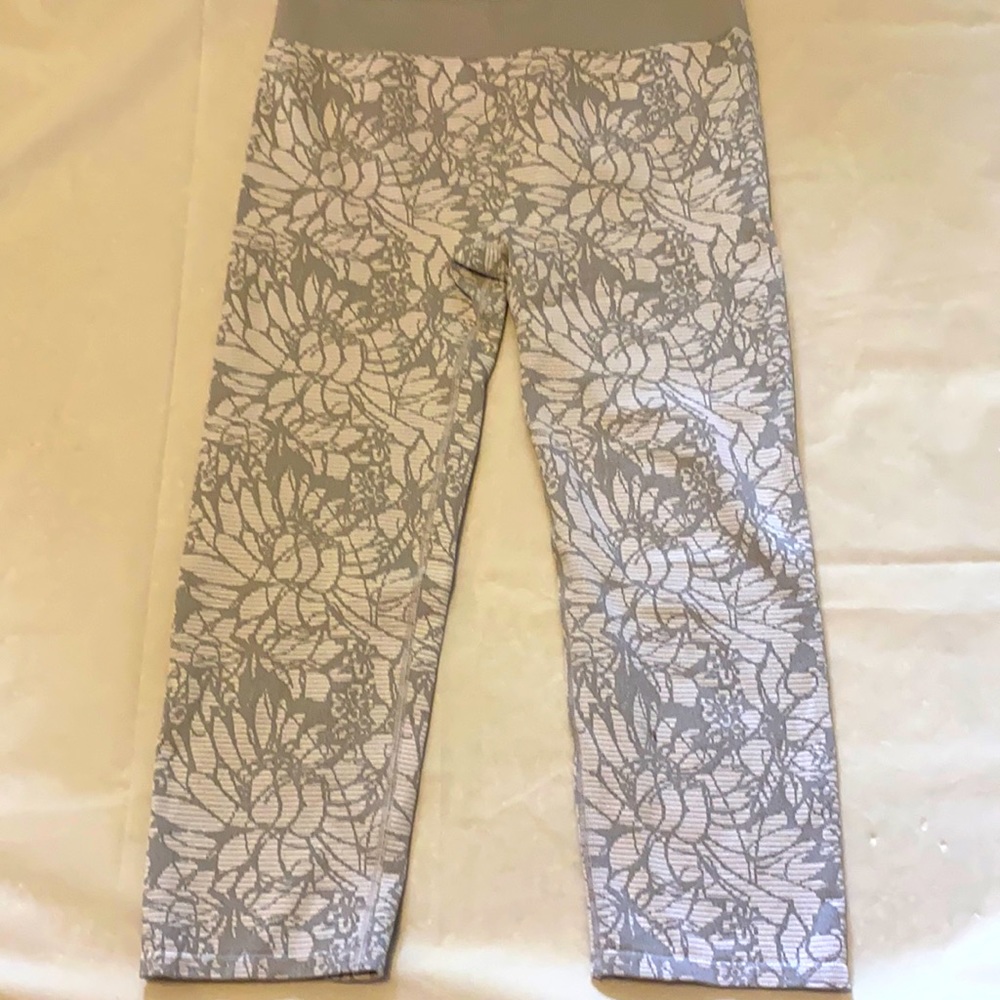 Fabletics Seamless Sebastian Floral Capri Yoga Size Medium